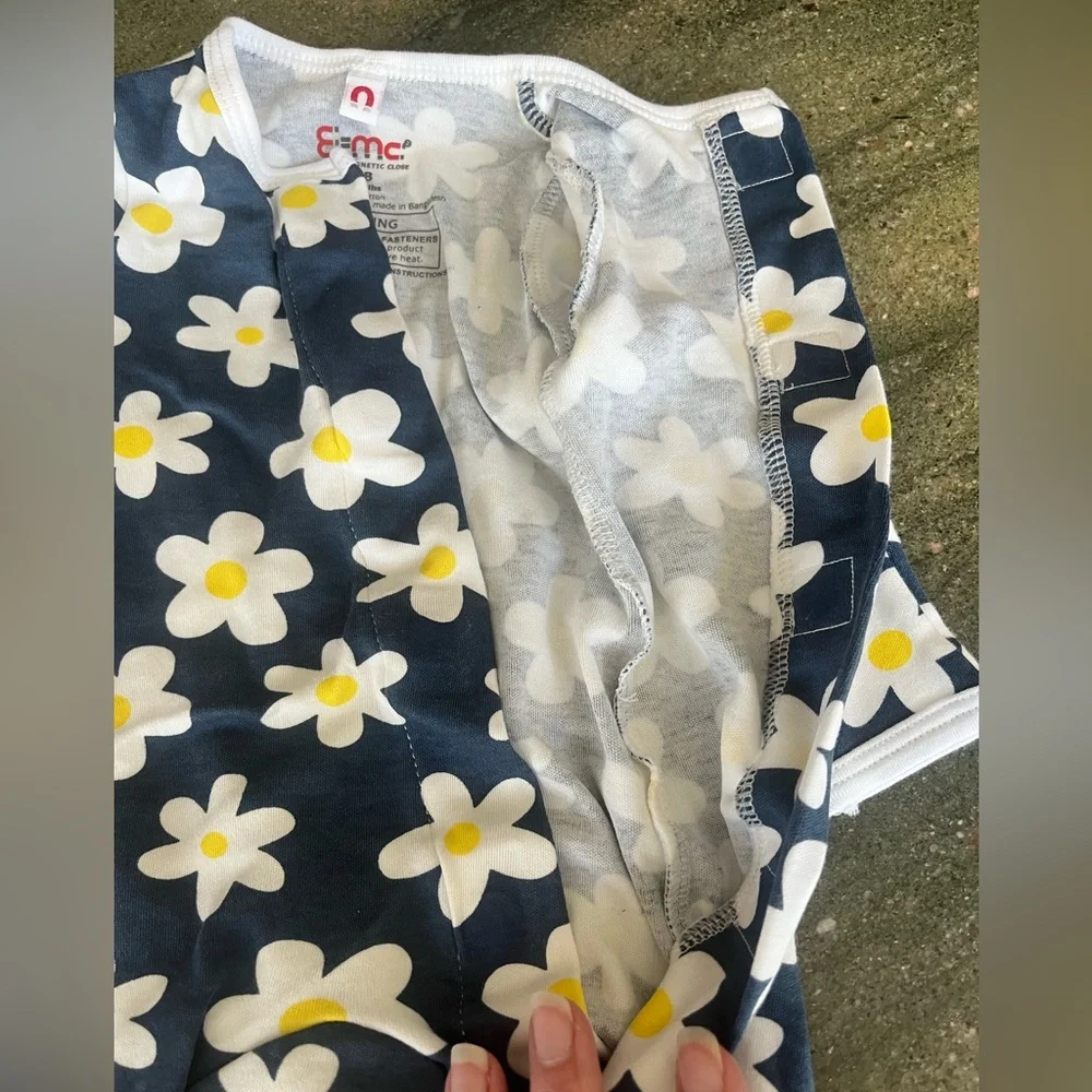 2pack Newborn (5-8lbs) Magnetic closure and Built in mittens!